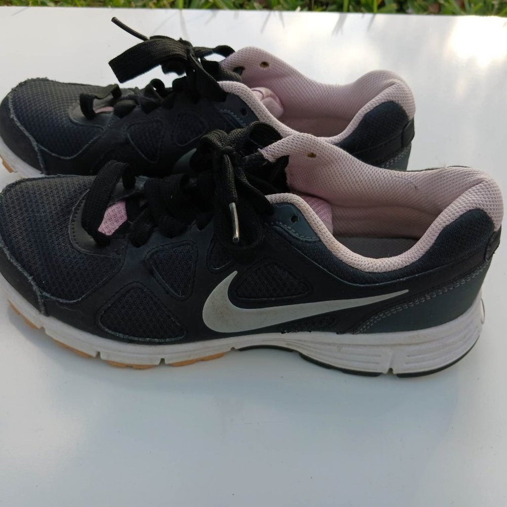 Nike Women's Revolution size 7 black pink Grade School kids